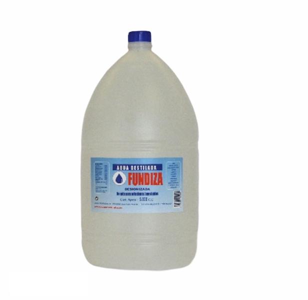 Agua destilada en garrafa de 5 litros